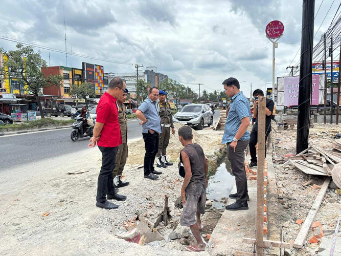 Anggota Komisi V FPG DPRD Pekanbaru Syafri Syarif Ingatkan Pelaku Usaha Jangan Tutup Drainase