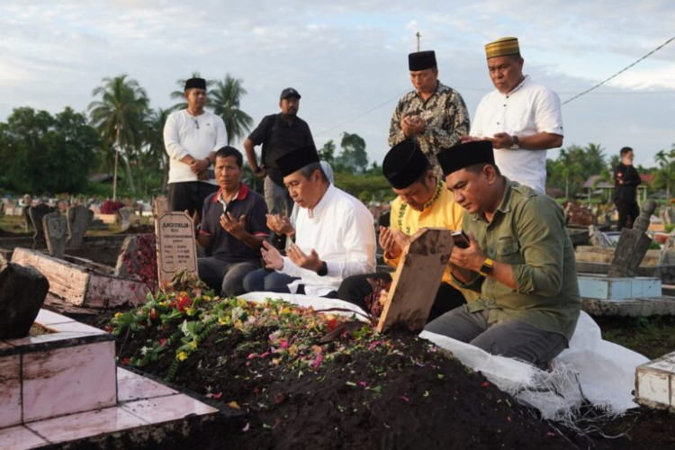 Tiba di Selatpanjang, Ketua DPD Golkar Riau Langsung ke Kuburan Amyurlis Ucok