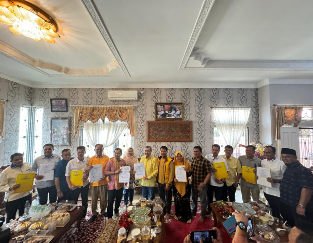Ketua DPD Golkar Provinsi Riau Serahkan SK Dukungan ke Paslon Kepala Daerah di 11 Kabupaten/Kota 