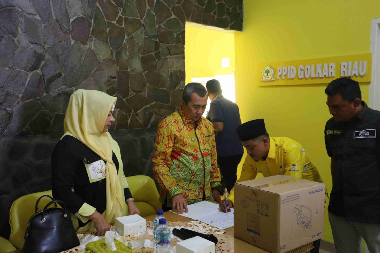 Percepat Pengorganisasian Keluarga Besar Golkar, DPD Golkar Riau Serahkan Bantuan Printer KTA 