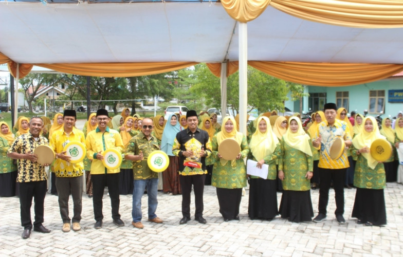 Sambut Ramadhan, Ketua Golkar Kampar Serahkan 12 Set Rebana