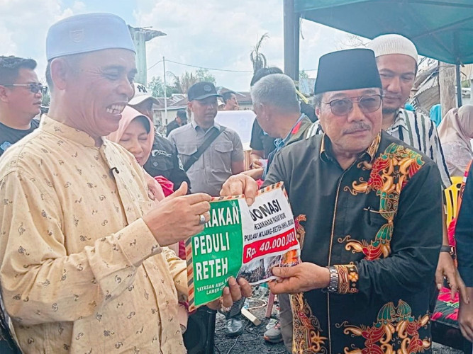 IPeduli Reteh, Jamil Laena dari Fraksi Golkar Inhil Salurkan Bantuan Korban Kebakaran Pasar Bom