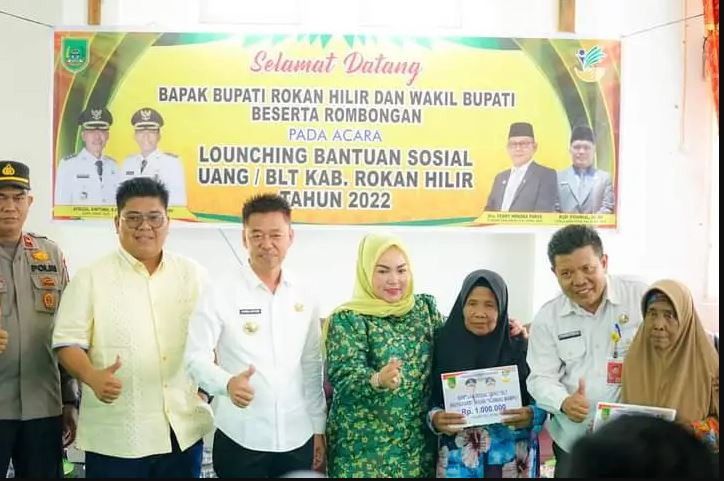 Bupati Rohil Afrizal Sintong Salurkan 17.500 BLT di Rimba Melintang Secara Simbolis